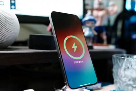 阿合奇苹果15换屏服务分享用什么充电器给iPhone15充电更好 